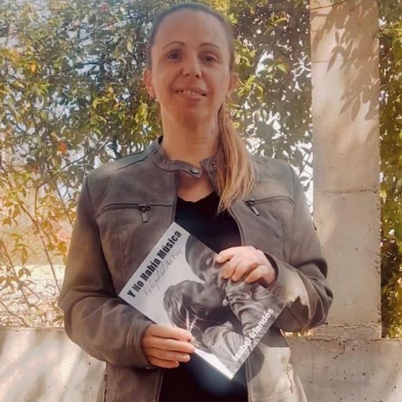 Entrevista presentacin del libro "Y no haba msica", de Isabel Irlands - Escuchar ahora