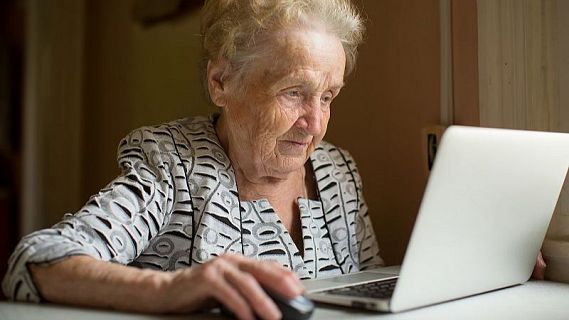 Tallers que fomenten l'aprenentatge digital entre la gent gran