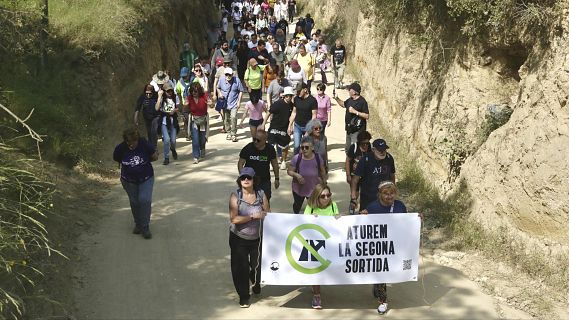Caminada popular a Canet de Mar contra els nous accessos a la C-32