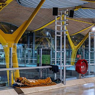 "El 90% salen del aeropuerto para buscar comida, poder trabajar y ducharse"