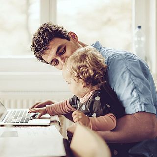 El permiso parental cuesta a España 10.000 euros al día
