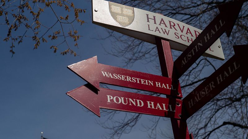 Estados Unidos prohíbe a Harvard matricular a estudiantes extranjeros: "Es una medida extremadamente severa que afecta a una cuarta parte del total de los alumnos" - Escuchar ahora