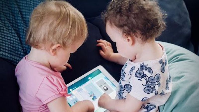 Les llars d'infants detecten retards en el desenvolupament per culpa de les pantalles - De nit | Escuchar