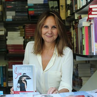 María Dueñas visita una de las librerías afectadas por la DANA