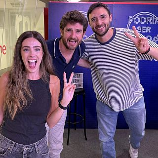 Gorka Otxoa y la vitrina de su coleccin de cucharas