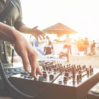 La lista de canciones perfectas para este verano, con Alizzz
