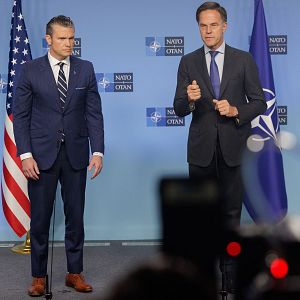 Crónica internacional - Crónica internacional - Los ministros de Defensa de la OTAN debaten una propuesta para que los aliados inviertan un 5 % de su PIB en Defensa para el año 2032 - Escuchar ahora