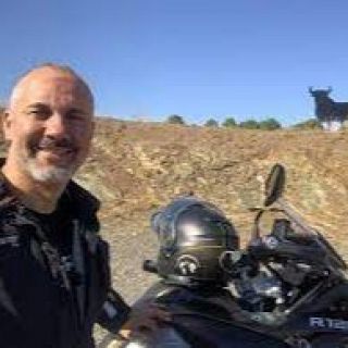 Julio lamo, a lomos de una moto en busca de toros de Osborne