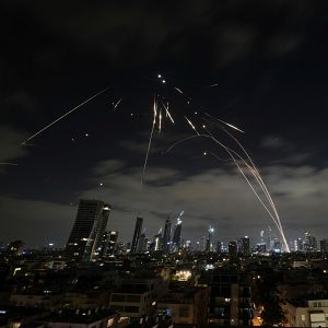 Crónica internacional - Crónica internacional -  Israel continúa atacando objetivos militares y nucleares en Irán. Recibe como respuesta oleadas de ataques iraníes - Escuchar ahora