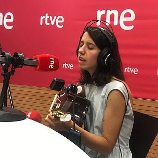 Raquel La. Peinar races y cantar entre ballenas