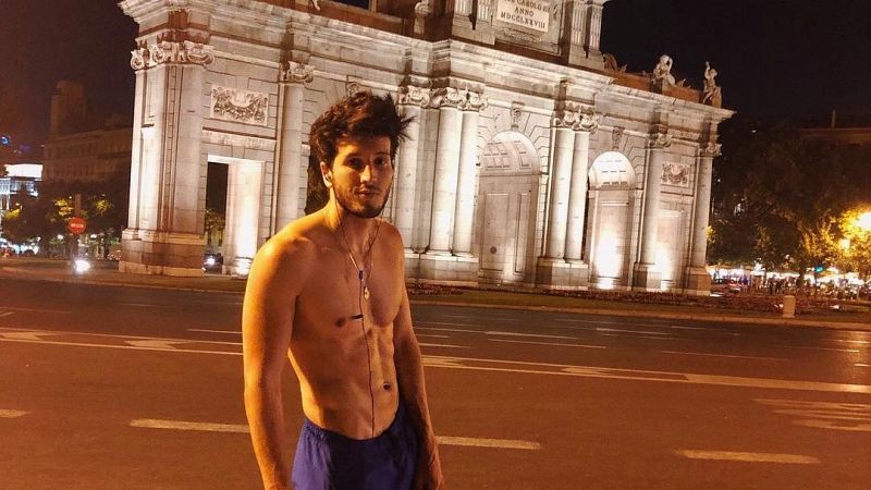 Xavifornia - Virales: Pasear en verano sin camiseta por la calle? S o no? - Xavifrnia | Escuchar