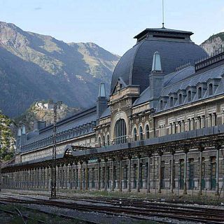 Huesca - Vagones de ayer y de hoy en Canfranc Estación