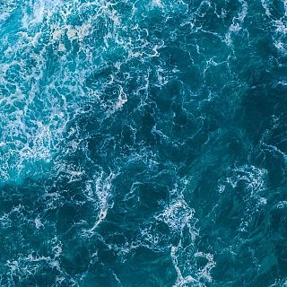 Aguas más azules en el ecuador y más verdes hacia los polos