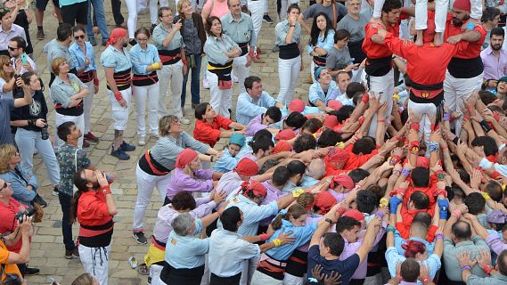 Fer castells ms enll de Catalunya: una vintena de colles mantenen viva la tradici