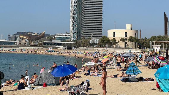Barcelona reobre les platges amb normalitat desprs de la revetlla de Sant Joan