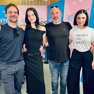 'Los sin nombre' con su director y actores
