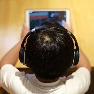 Soledad infantil en verano: llaves de casa y pantallas infinitas a su disposición