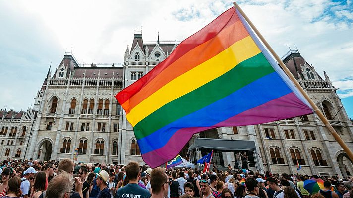 Las mañanas de RNE - Mamen Asencio - LGTBIQ+: \"La mitad del planeta todavía nos considera ilegales\"- Escuchar ahora