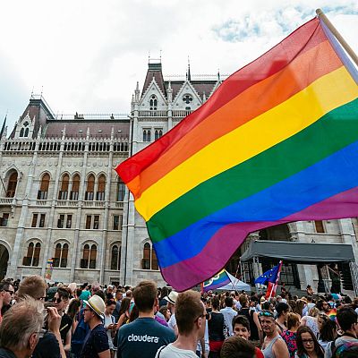 Las mañanas de RNE - Mamen Asencio - LGTBIQ+: \"La mitad del planeta todavía nos considera ilegales\"- Escuchar ahora