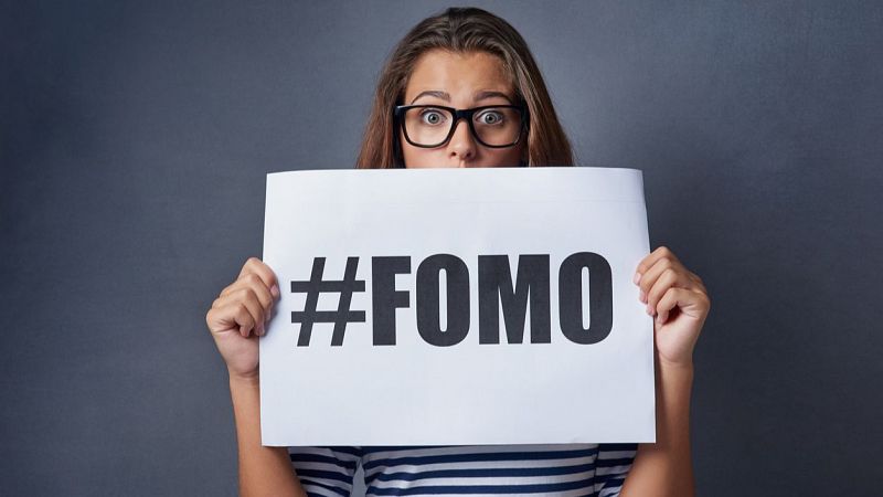 ¿Qué es el FOMO? El sentimiento que combina miedo y ansiedad - Escuchar ahora