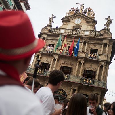 La plataforma Yala Nafarroa por Palestina lanza el tradicional chupinazo - Sanfermines en RNE | Escuchar