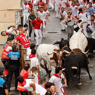 Primer encierro de San Fermín 2025: accidentado y con la manada dividida