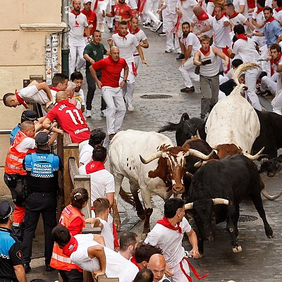 Primer encierro de San Fermín 2025: accidentado y con la manada dividida - Sanfermines en RNE | Escuchar