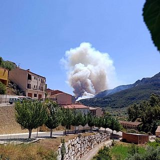 Incendio forestal en Paüls: "Estamos preocupados porque el viento no afloja"