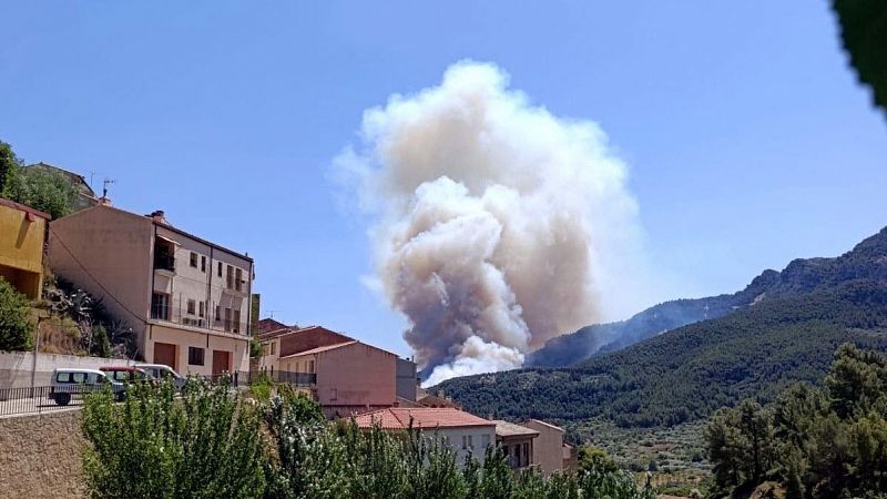 El incendio forestal en Paüls ha arrasado más de 2.000 hectáreas: "Estamos preocupados porque el viento no afloja" - Escuchar ahora