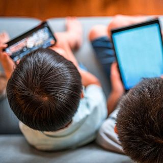 Muchos niños de familias vulnerables pasan varias horas al día solos en casa en verano