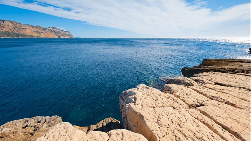 Vistas al mar  - Una mar(iposa) en el balcn - 11/07/25 - Vistas al mar | Escuchar