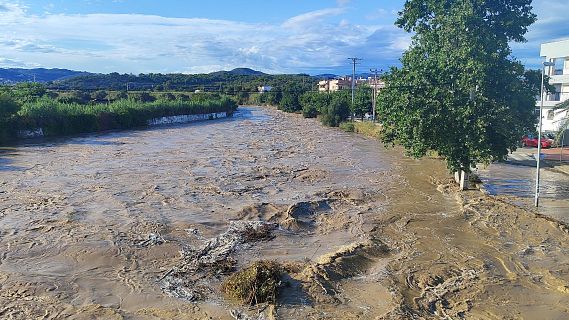 Els bombers continuen la recerca de dues persones desaparegudes al riu Foix