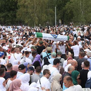 Reportajes 5 continentes - 30 años del genocidio de Srebrenica:avanza el discurso negacionista mientras aumentan las tumbas de las víctimas - Reportajes 5 continentes | Escuchar