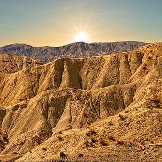 Arena, roca y leyenda en la ruta por los desiertos espaoles
