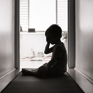Dao cerebral por castigo de silencio