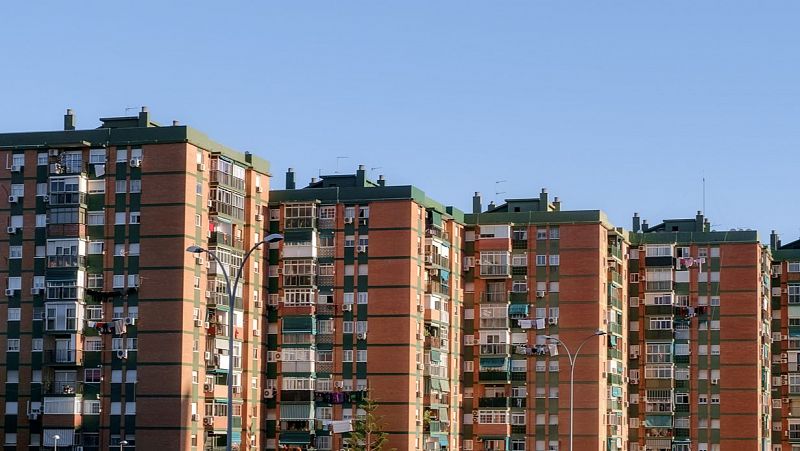 Montalvo: "Una gran empresa pública que construya y gestione vivienda puede ser una de las soluciones" - Las mañanas de RNE - Lara Hermoso | Escuchar