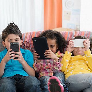 Los niños ya pasan 25 días al año delante de las pantallas