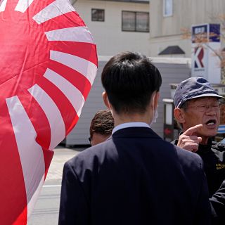 Furgonetas negras, trajes militares y banderas del sol naciente: la extrema derecha en Japón