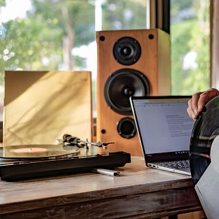 Canciones reci�n sacadas del horno con Miguel Caama�o