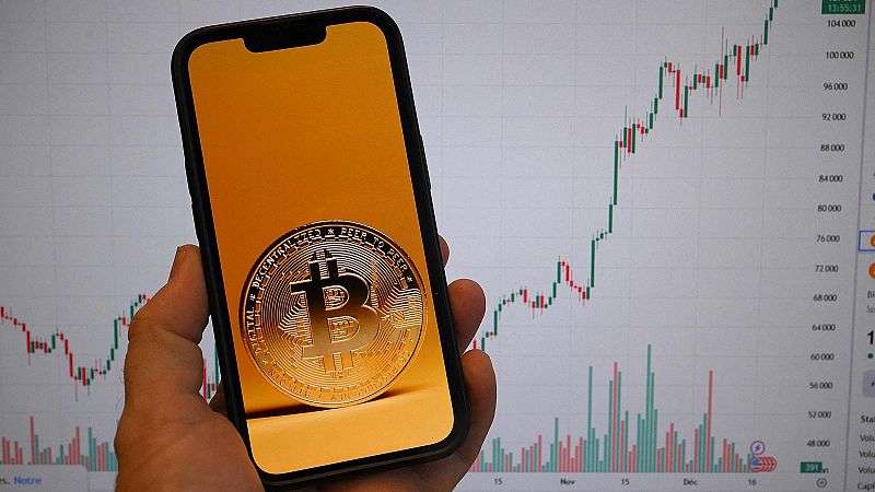 Desordre global: L'Addicci de Trump a les criptomonedes - Sn 4 dies | Escuchar