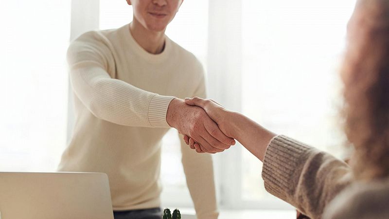 Bon dia i bona sort - Laura Xicota repassa les ofertes de feina ms estranyes que ha trobat - Bon dia i bona sort | Escoltar