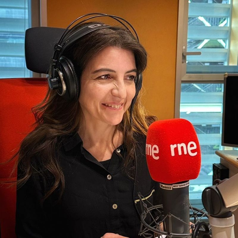 El mat de Rdio 4 -  Montserrat Rigall: Quan WhatsApp parla per tu: traduccions boges i veus clonades - El mat de Rdio 4 | Escuchar