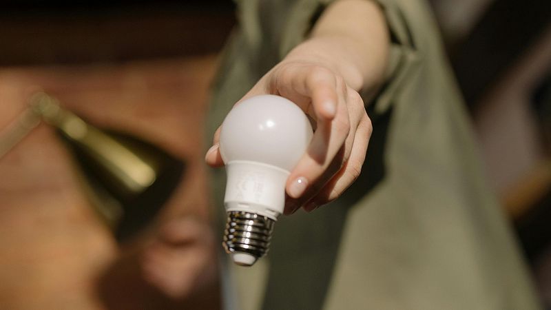 Bon dia i bona sort - Els 10 Manaments per estalviar electricitat - Bon dia i bona sort | Escoltar