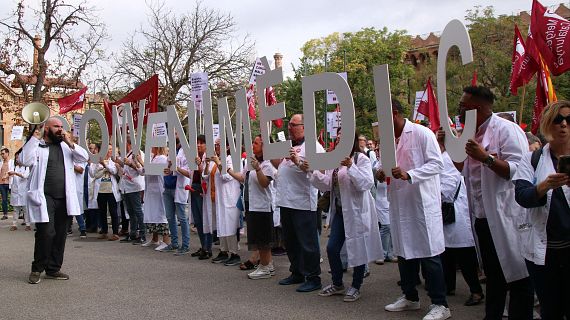 Un miler de metges protesten a Barcelona contra l'estatut marc de Sanitat