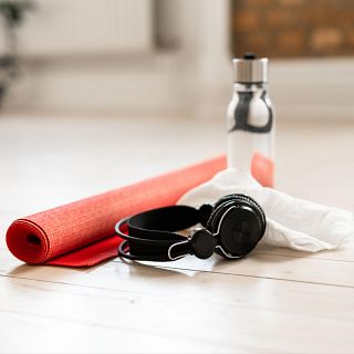 Se puede hacer yoga y escuchar un programa de humor a la vez?