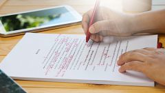 Memoria de delfín - Corrector de textos: una figura milenaria invisibilizada