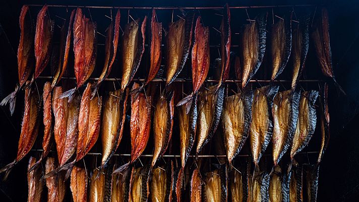 La técnica milenaria del ahumado en el pescado - Españoles en la mar | Escuchar