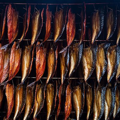 La técnica milenaria del ahumado en el pescado - Españoles en la mar | Escuchar