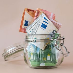 Economía de bolsillo - ¿Cuánto dinero deberías tener guardado en casa? - Economía de bolsillo | Escuchar