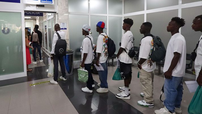 Canarias. Traslado de migrantes africanos a la Península - África hoy | Escuchar